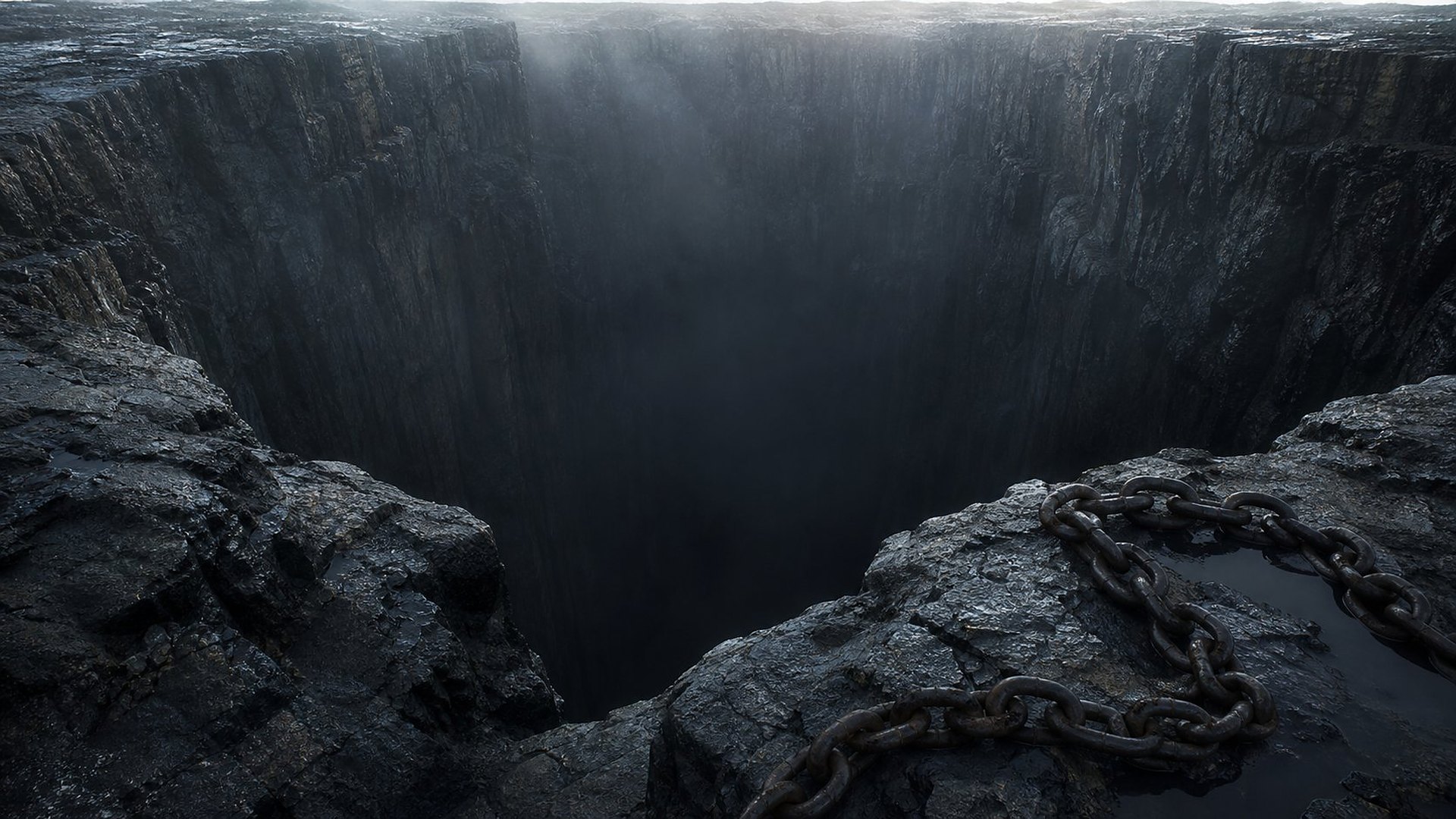 Vu depuis le bord, un gouffre colossal aux parois de basalte noir s’enfonce verticalement dans une obscurité totale, voilé de brume ; au premier plan, une lourde chaîne de fer rouillée repose, enroulée, sur la roche humide.
